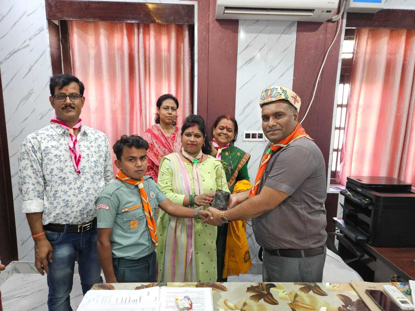 स्काउट एंड गाइड जिला कमेटी के सदस्यों ने डीईओ को किया सम्मानित