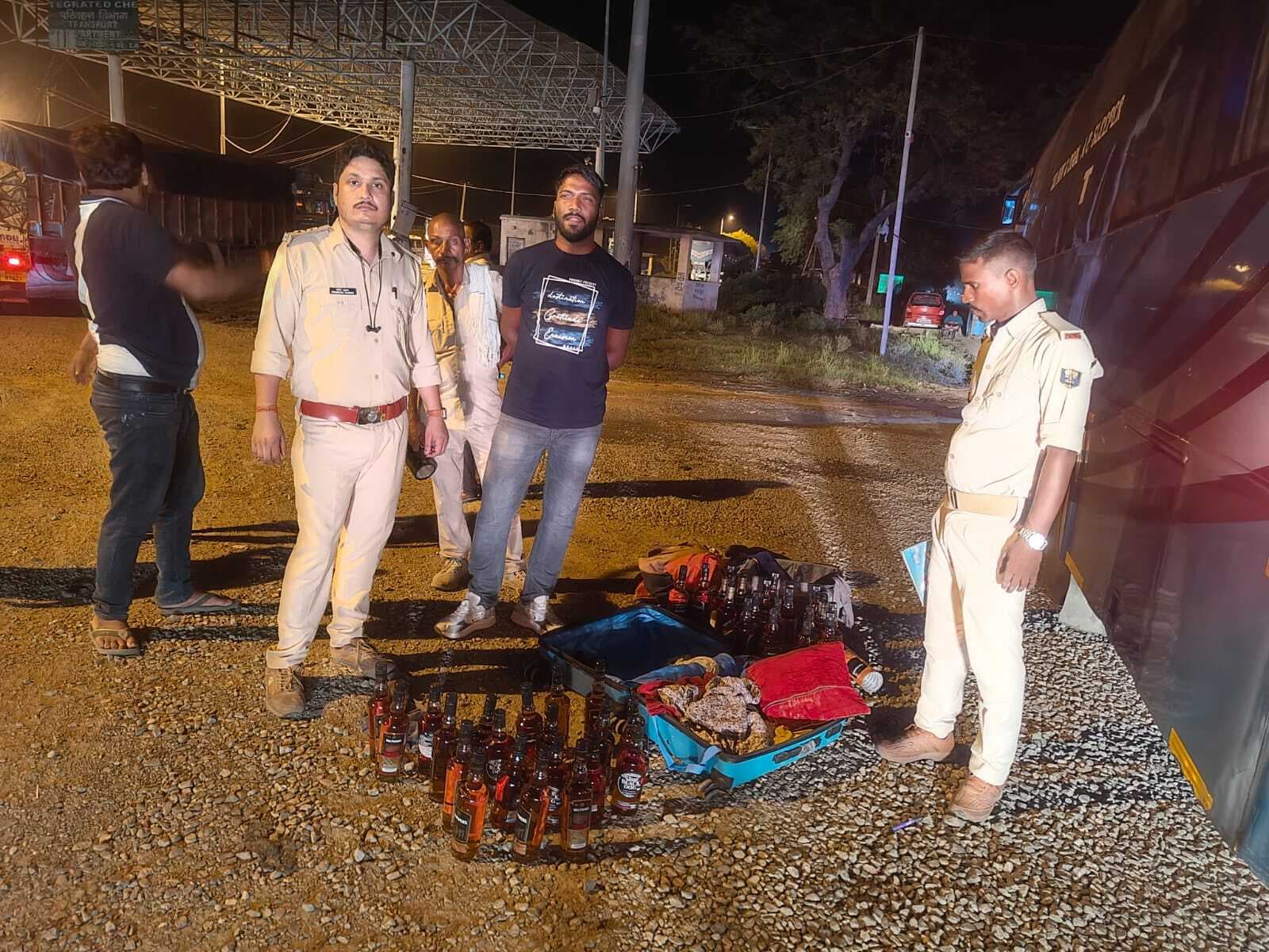 शराब के साथ दो लोग गिरफ्तार, एक स्कूटी जब्त