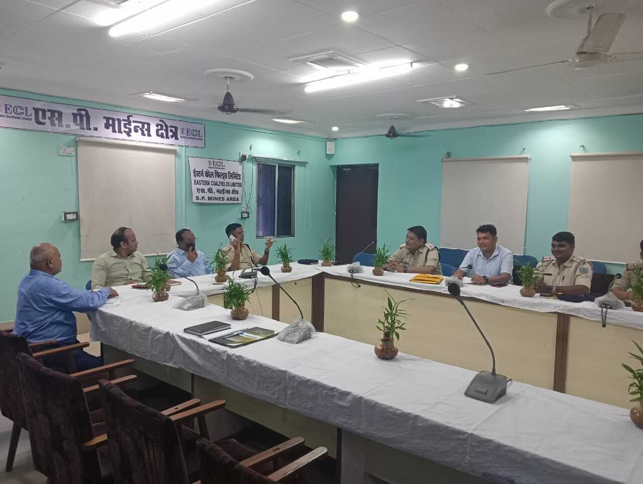 चितरा: बेनतीजा रही ट्रांसपोर्टिंग शुरू करने को लेकर बुलायी गयी बैठक