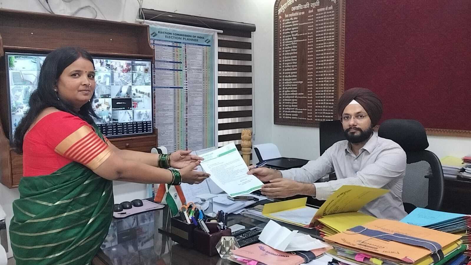 पूर्व पार्षद ने डीएम को साैंपा मांग पत्र