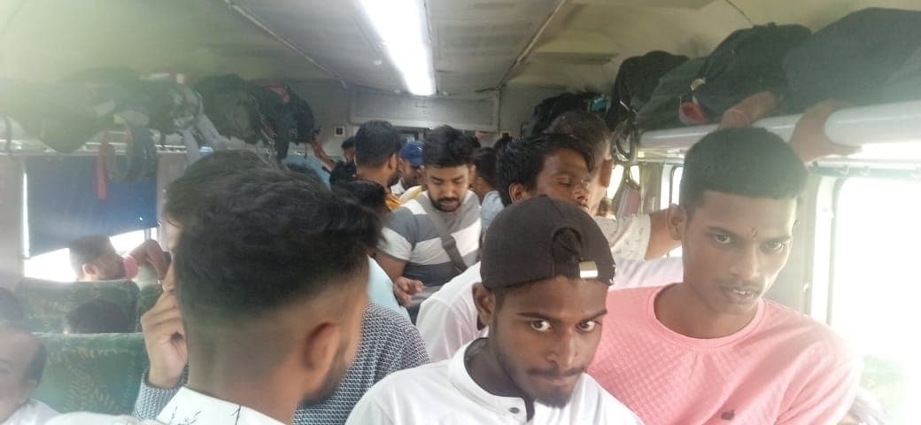 ललित ग्राम से पटना तक राज्यरानी एक्सप्रेस के एसी कोच में परीक्षार्थियों का कब्जा
