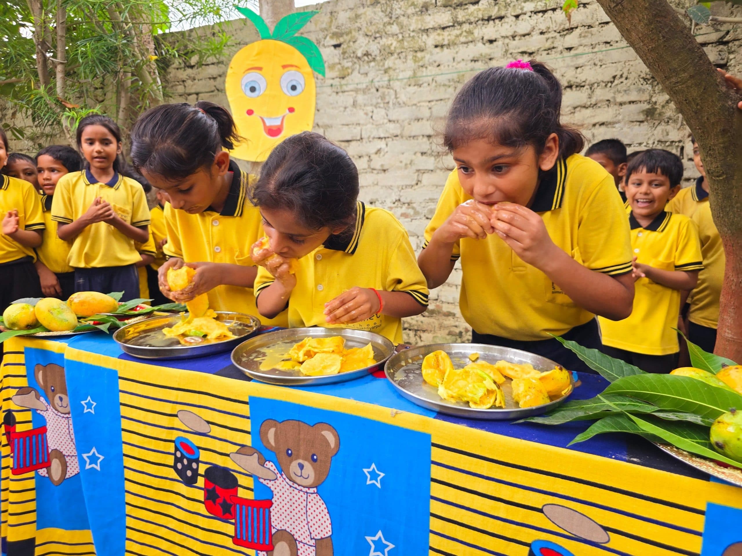 बच्चों ने आम के मिठास का लिया आनंद