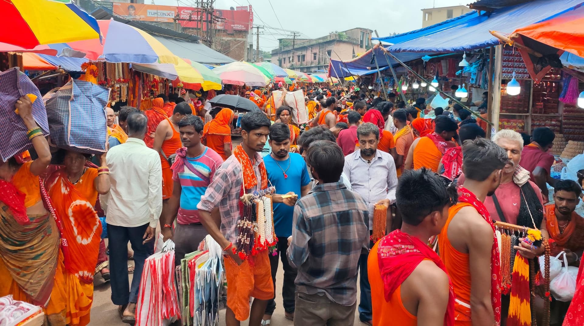 श्रावणी मेला महोत्सव में छोटे-छोटे दुकानों से सजा है बासुकिनाथ धाम