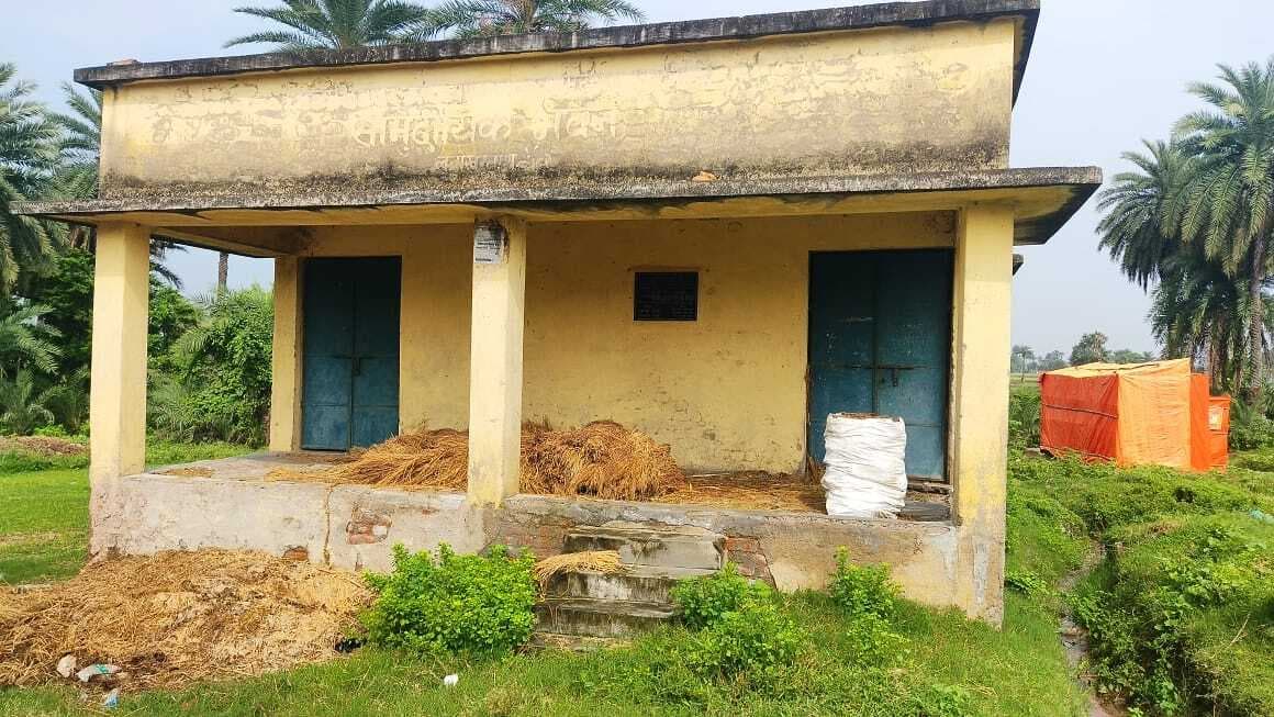 मंदिर परिसर में अवैध कब्जे का मामला गरमाया, सामुदायिक भवन बना चारा घर