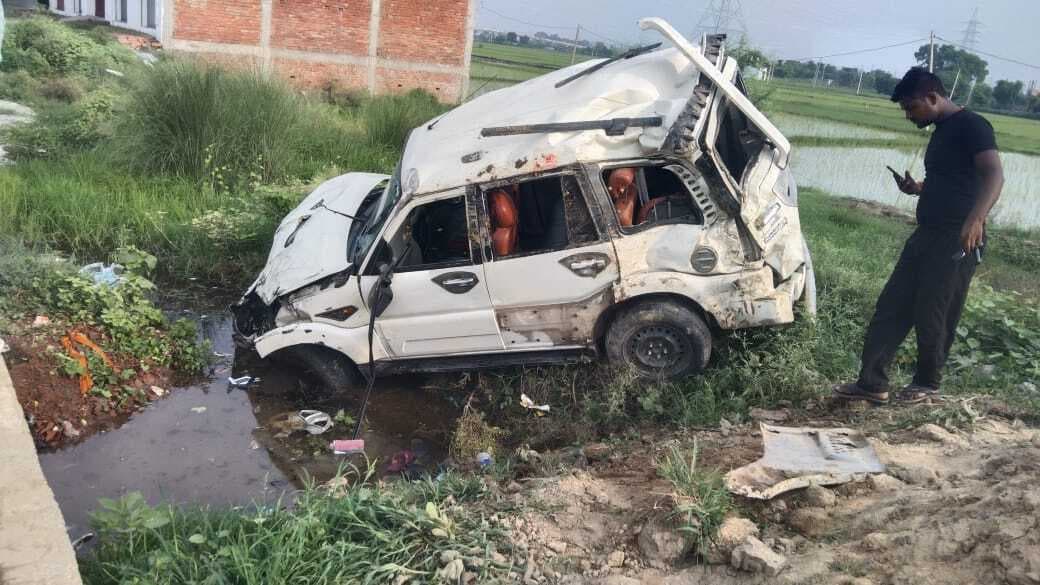 kaimur News : शराब धंधेबाजों का पीछा करने के दौरान उत्पाद विभाग की गाड़ी पलटी, एसआइ समेत तीन घायल