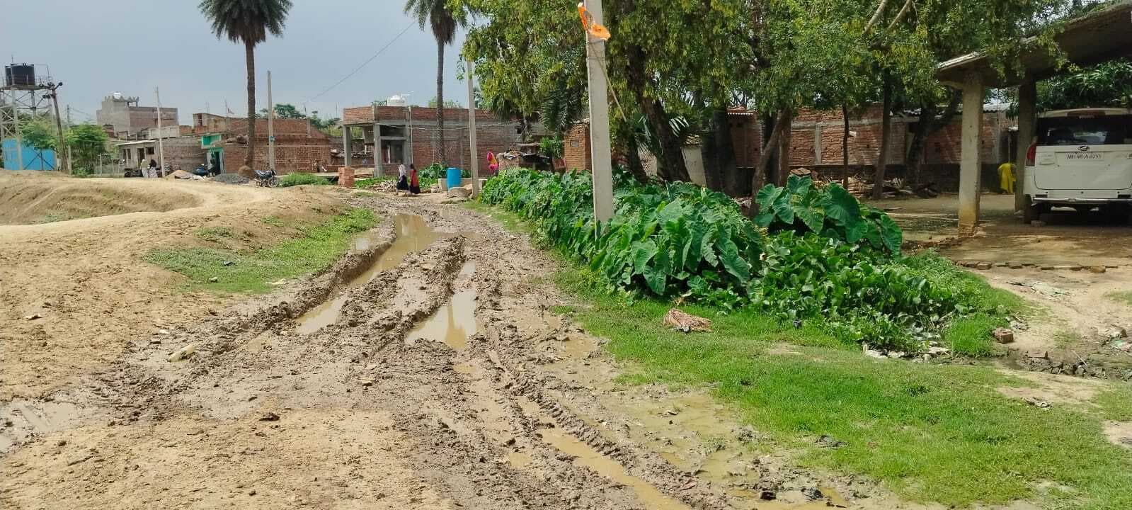 पोखर की खुदाई का मिट्टी सड़क पर आ जाने से ग्रामीण परेशान