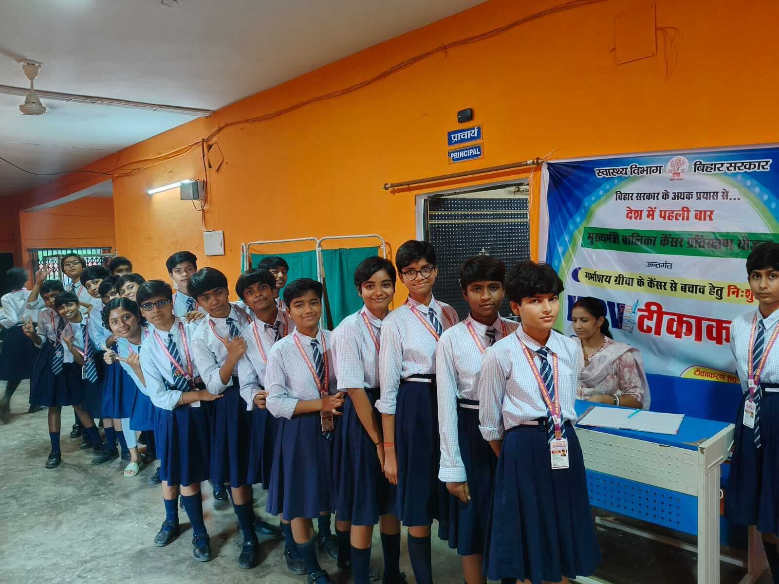 सर्वाइकल कैंसर से बचाव के लिए छात्राओं को दिया गया टीका