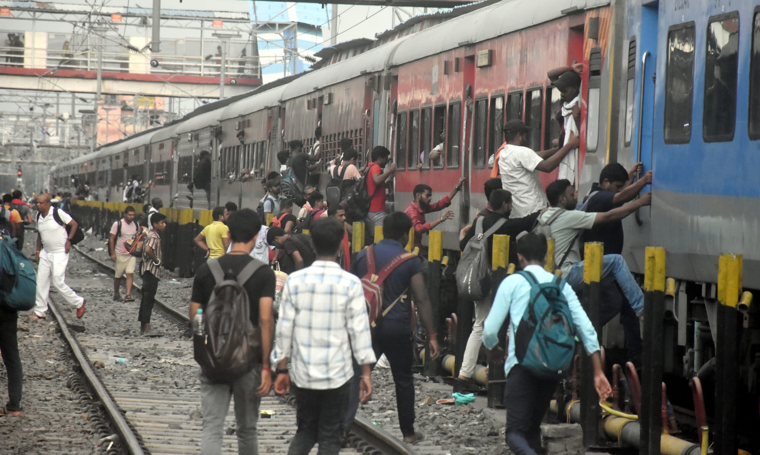 सिपाही भर्ती में जाने के लिए परीक्षार्थियों की भीड़, इंटरसिटी एक्सप्रेस पर किया कब्जा