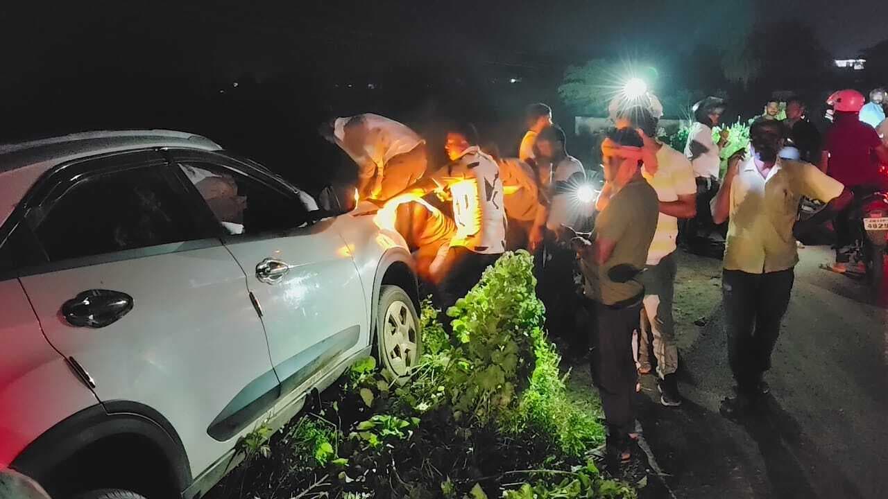 रेलिंग पर चढ़ी अनियंत्रित कार, बाल-बाल बचे सवार