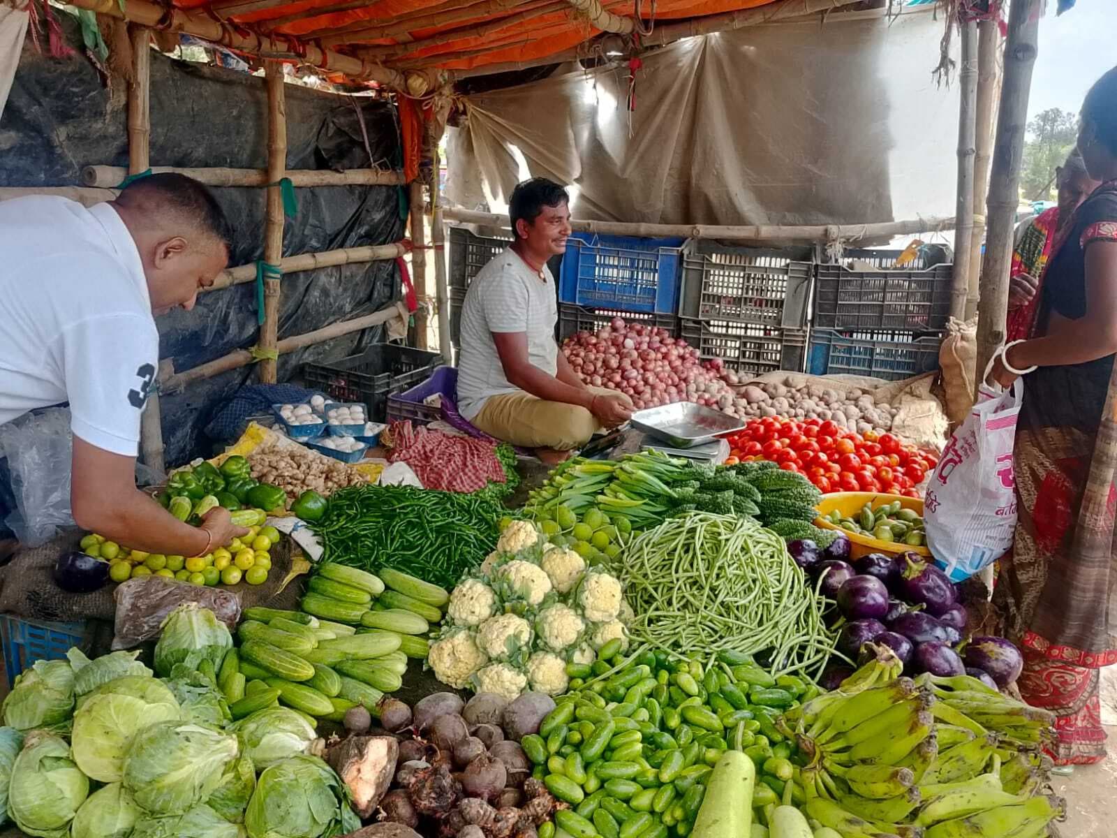 Aurangabad News : लगातार बारिश से सब्जी का स्वाद पड़ा फीका, बढ़े दाम