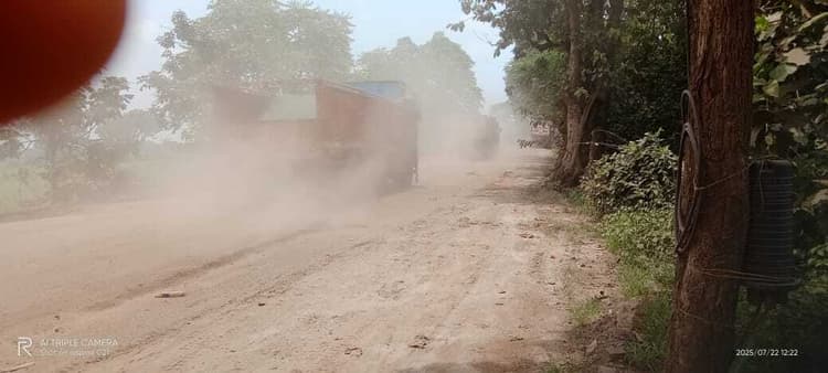 Chaibasa News : जोड़ापोखर से तालाबुरु तक उड़ती धूल से लोग बेहाल