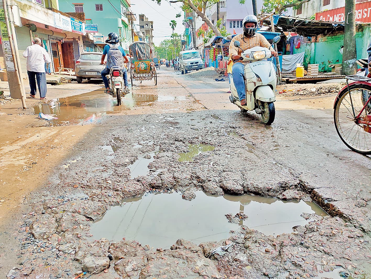 Hajipur News : बारिश में खराब सड़कों पर चलना हो रहा दूभर, लोगों को हो रही परेशानी