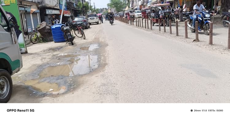 Chaibasa News : पवन चौक से भगत सिंह तक मात्र 500 मीटर में करीब 103 गड्ढे