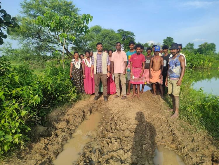 Chaibasa News : रायमूलसाई टोला की जलमीनार खराब, ओडिशा से पानी ला रहे ग्रामीण