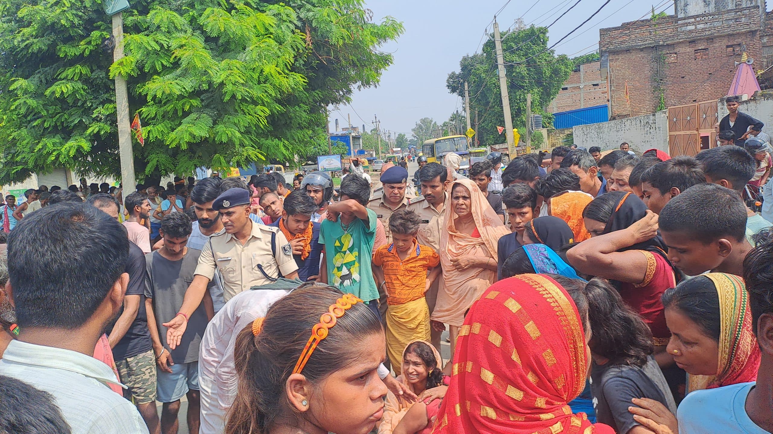 ट्रैक्टर से किशोर गिरा, कुचल कर हो गयी मौत, सड़क जाम