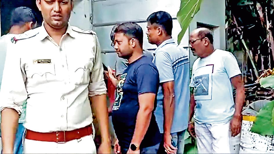 पति पर पत्नी के सिर में गोली मारकर हत्या करने का आरोप