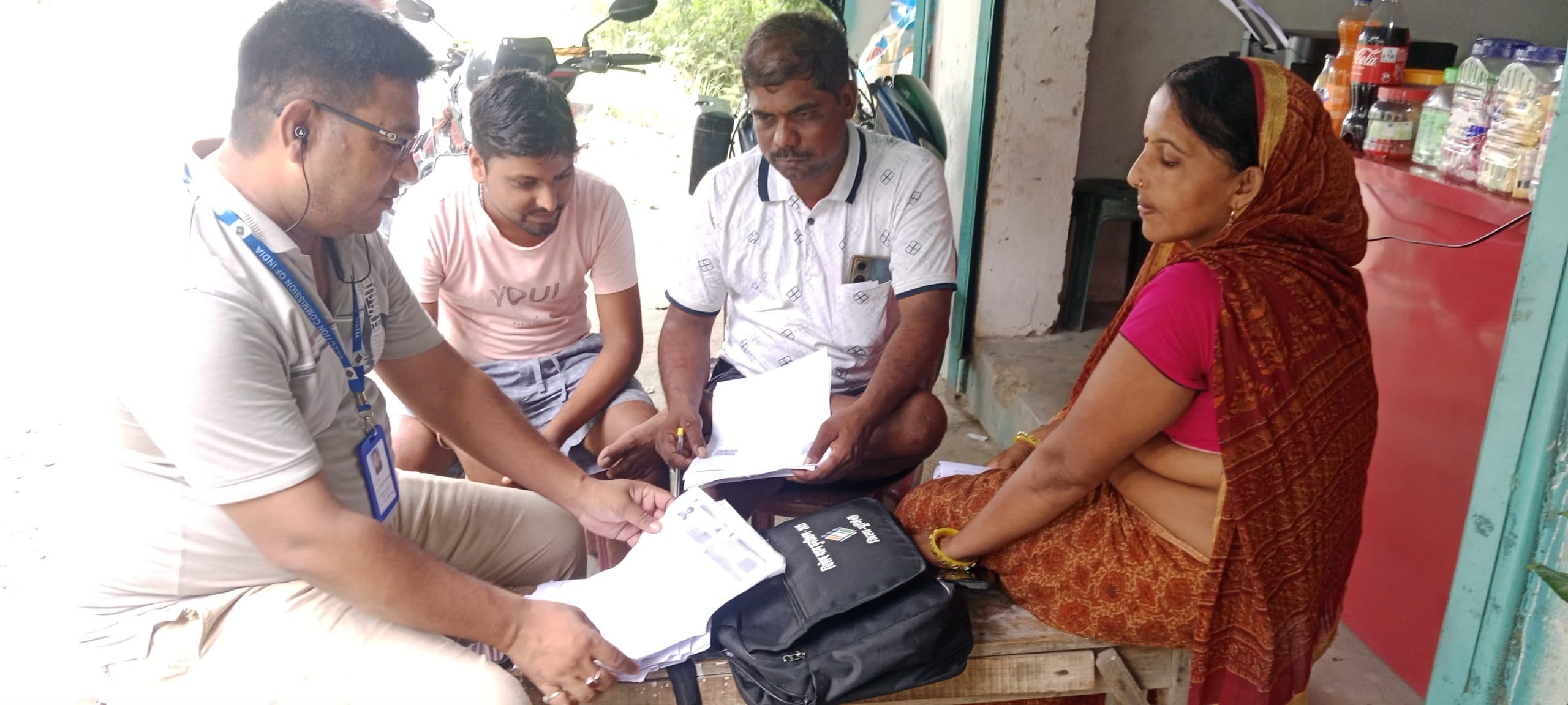 गढ़िया बलुआ पंचायत में तेजी चल रहा मतदाता पुनरीक्षण कार्य