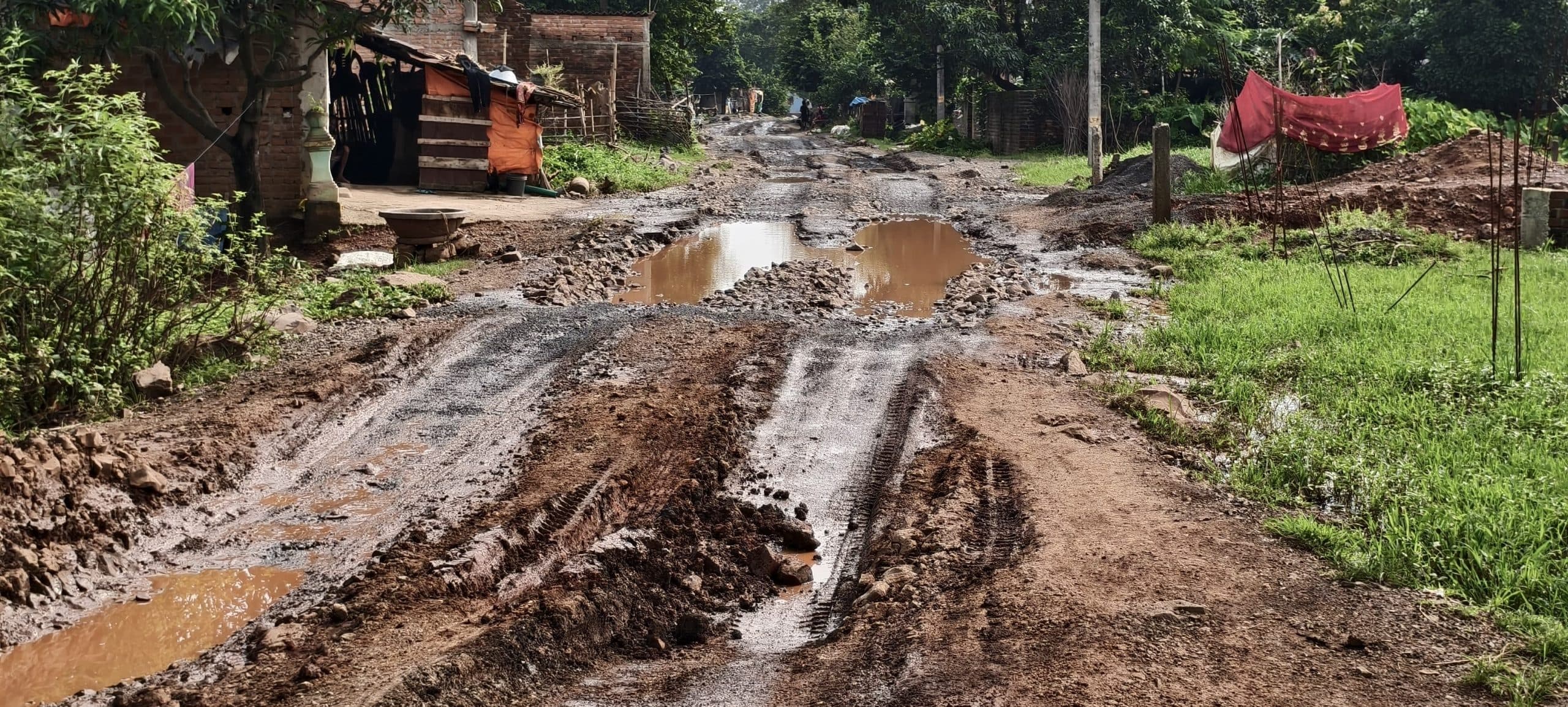 गोविंदपुर-सिउलीडांगा सड़क जर्जर, चलना भी मुश्किल