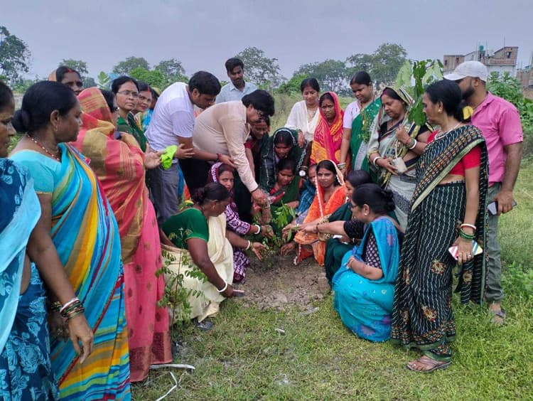 सांसें हो रहीं कम, आओ पेड़ लगायें हम को चला अभियान