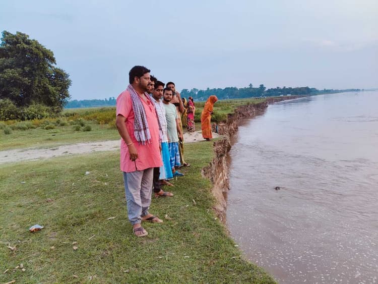 महानंदा का कटाव तीसरे दिन भी जारी, खेतीहर भूमि नदी में हो रही विलीन