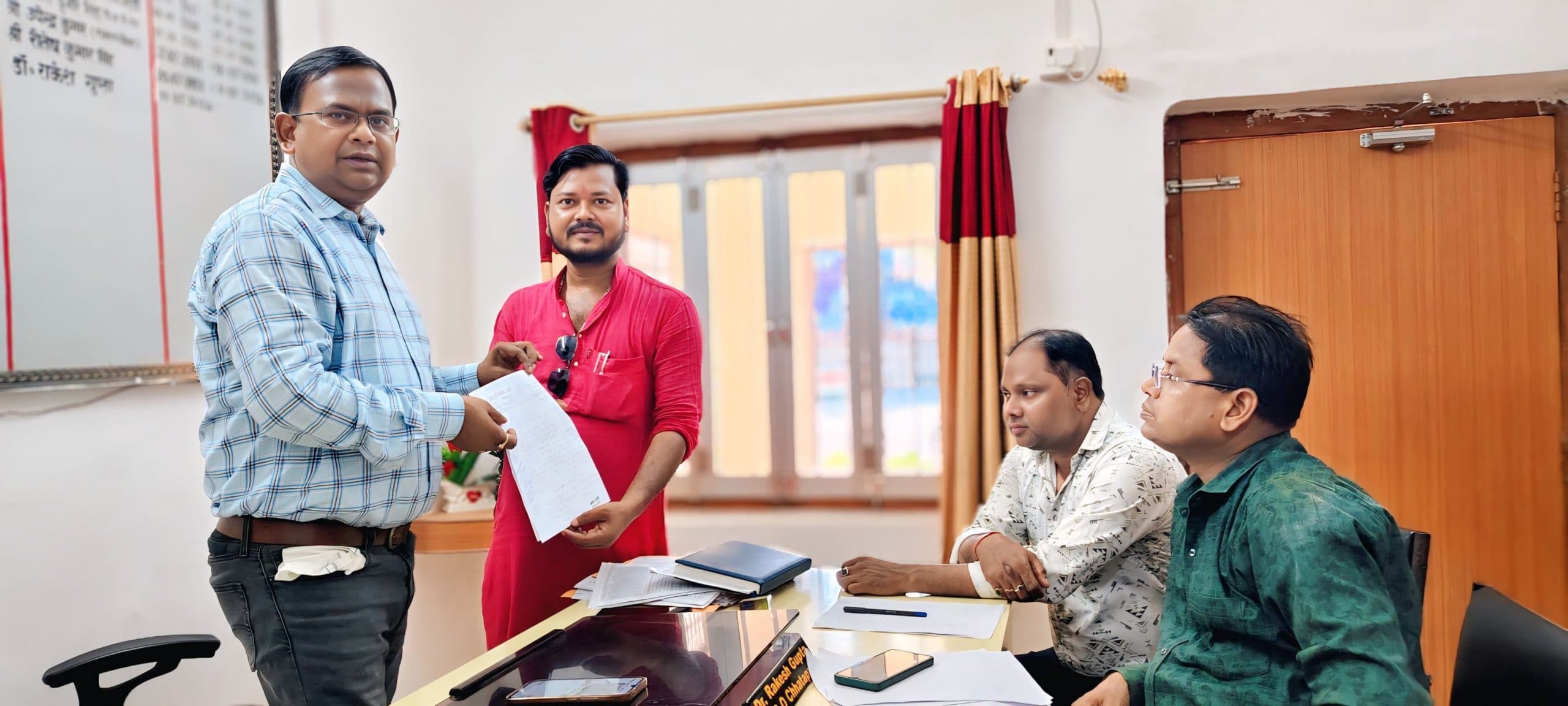 नियमित विद्युत आपूर्ति को लेकर प्रखंड प्रमुख ने जेई को दिया आवेदन