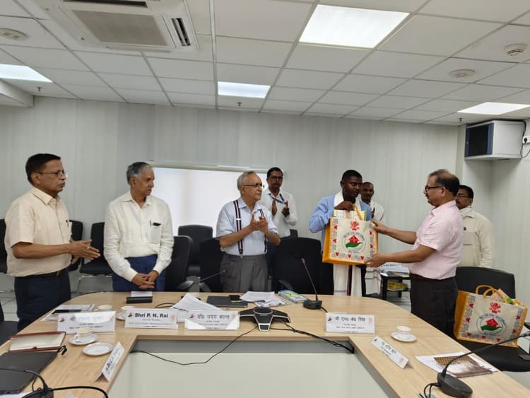 सुरक्षित तैराकी कार्यक्रम के मास्टर ट्रेनर राकेश कुमार सम्मानित