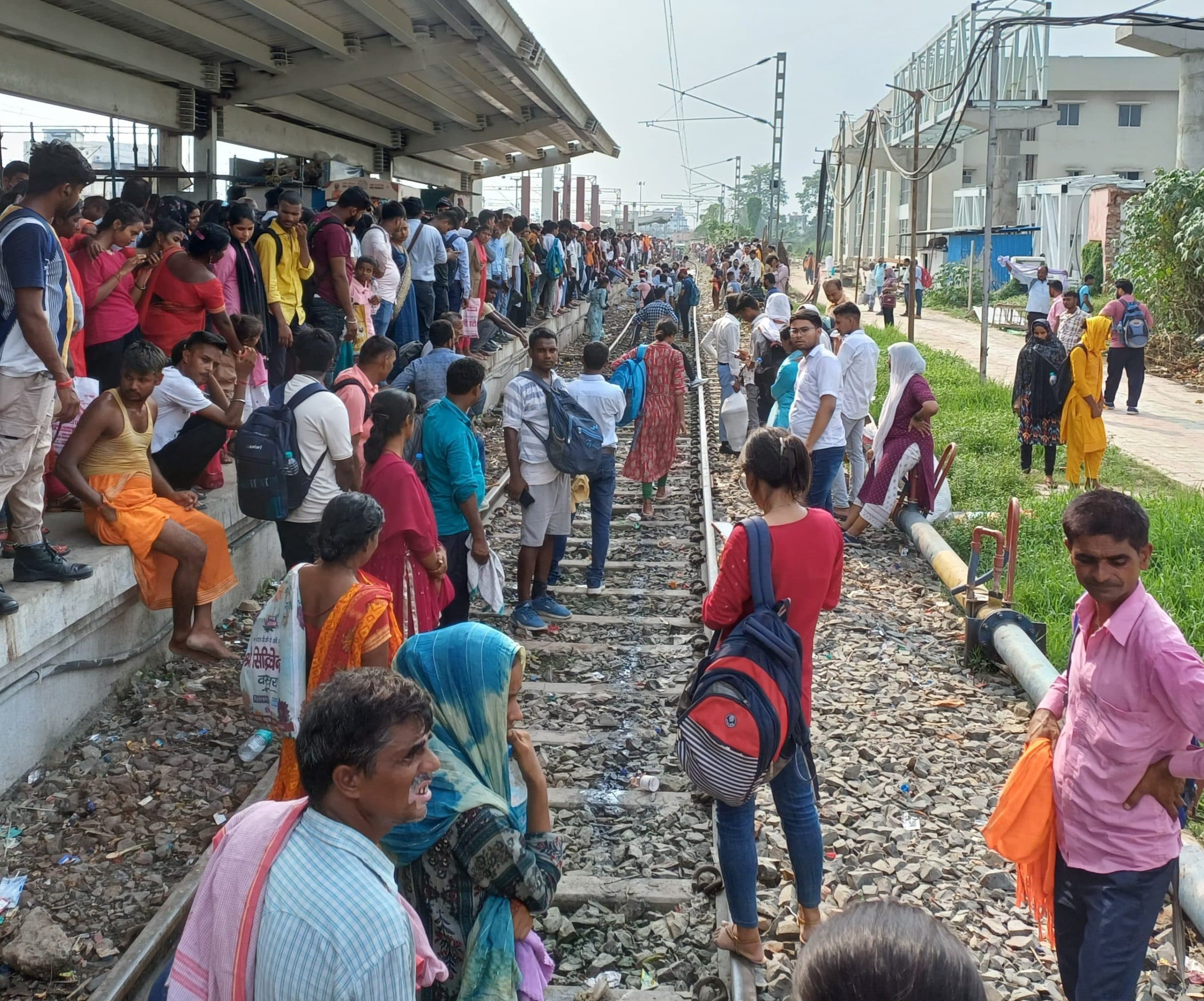 परीक्षार्थियों की भीड़ बेकाबू, स्पेशल चलने के बाद भी आधा दर्जन ट्रेनों पर कब्जा