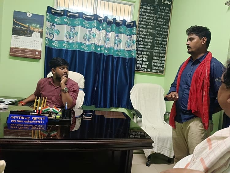 बीडीओ ने मिठाई दुकानदार को लगायी फटकार