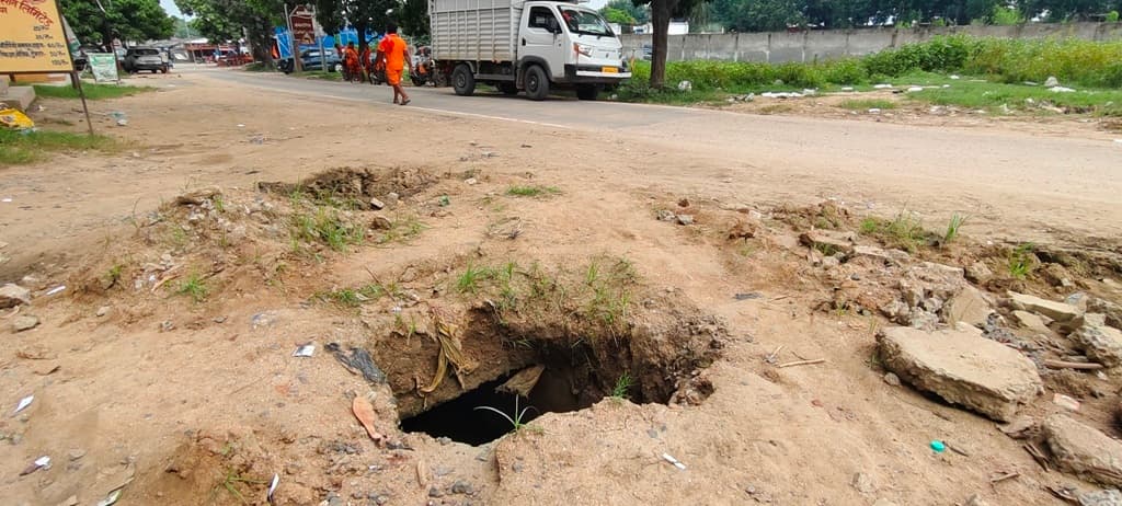 मंदार तराई के समीप नाले में गिरकर यात्री हो रहे चोटिल