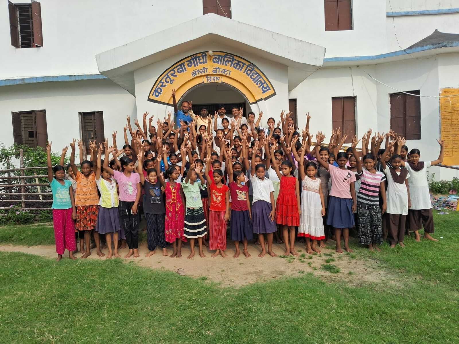 कस्तूरबा विद्यालय की छात्राओं को लगाया टीका