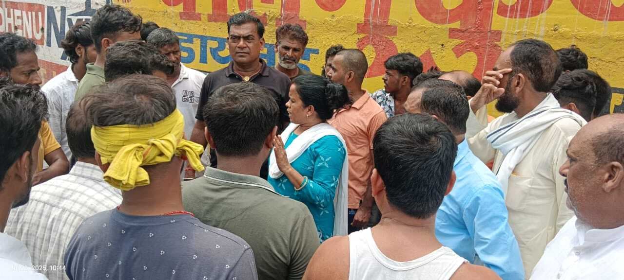 Kaimur News : सर्विस सड़क पर जलजमाव के विरोध में लोगों ने किया प्रदर्शन