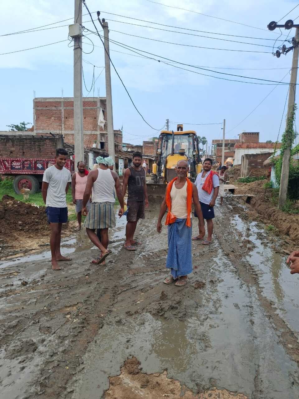 शोभानपुर गांव के ग्रामीण श्रमदान से कर रहे नाले का निर्माण