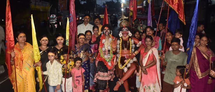 Bokaro News : शनि ठाकुरबाड़ी से निकली भव्य शोभा यात्रा