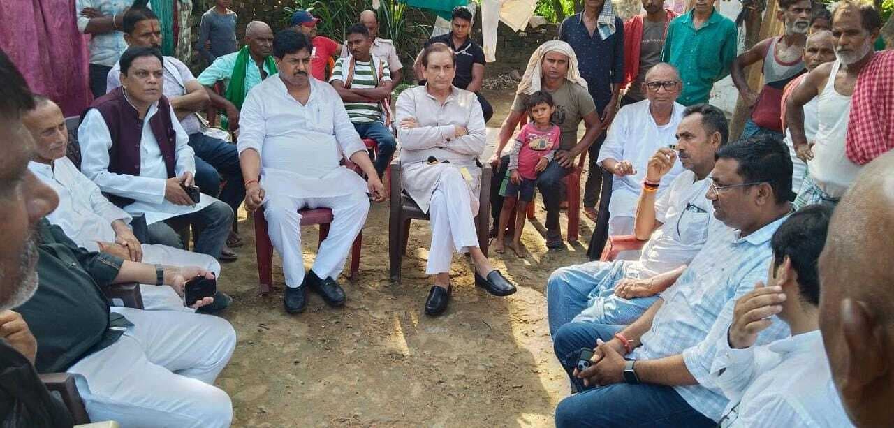 शोकाकुल परिवारों से मिलने पहुंचे पूर्व सांसद