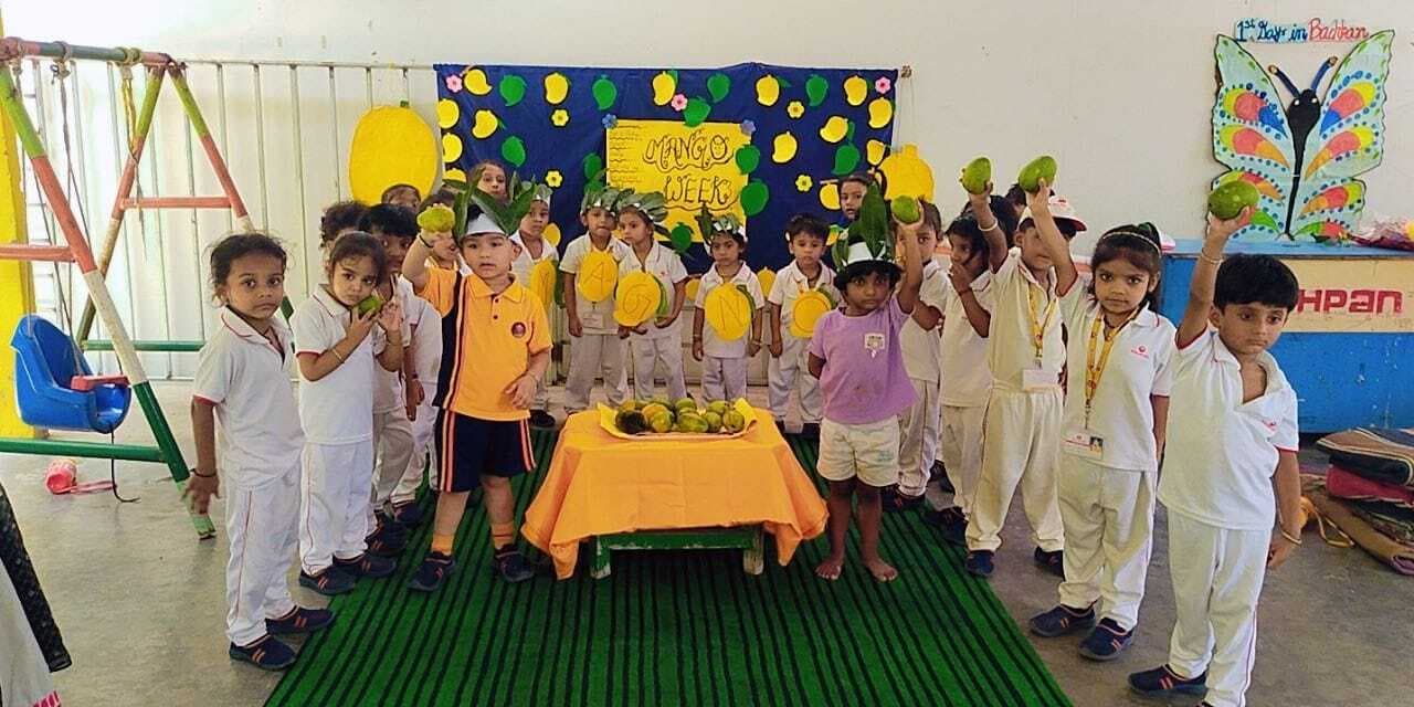 बचपन प्ले स्कूल में मनाया गया मैंगो वीक, कहा-आम प्रेम, समृद्धि व खुशी का प्रतीक