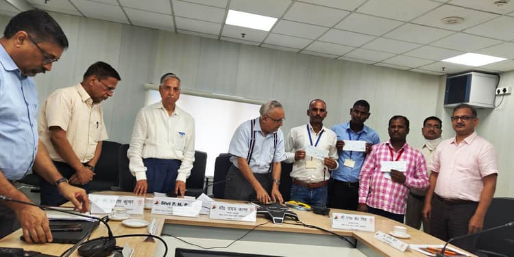 तैराकी के मास्टर ट्रेनर जितेंद्र सहनी सम्मानित