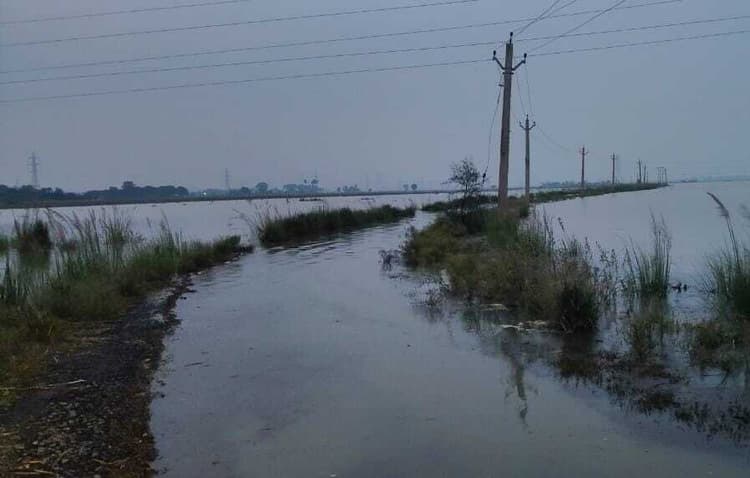 बाढ़ में डूबी गालिमपुर सती स्थान से भदौरा जाने वाली ग्रामीण सड़क