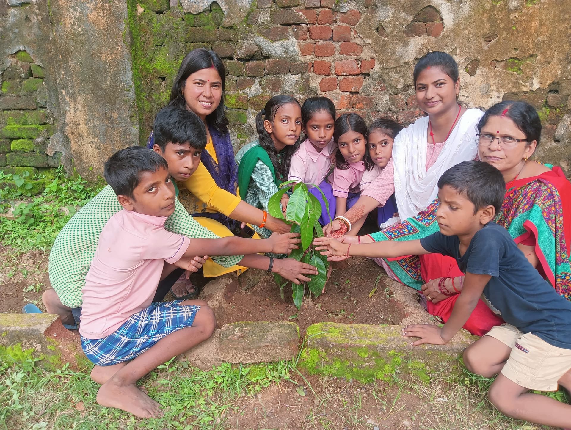 Giridih News :पौधरोपण कर विद्यार्थियों ने दिया पर्यावरण संरक्षण का संदेश