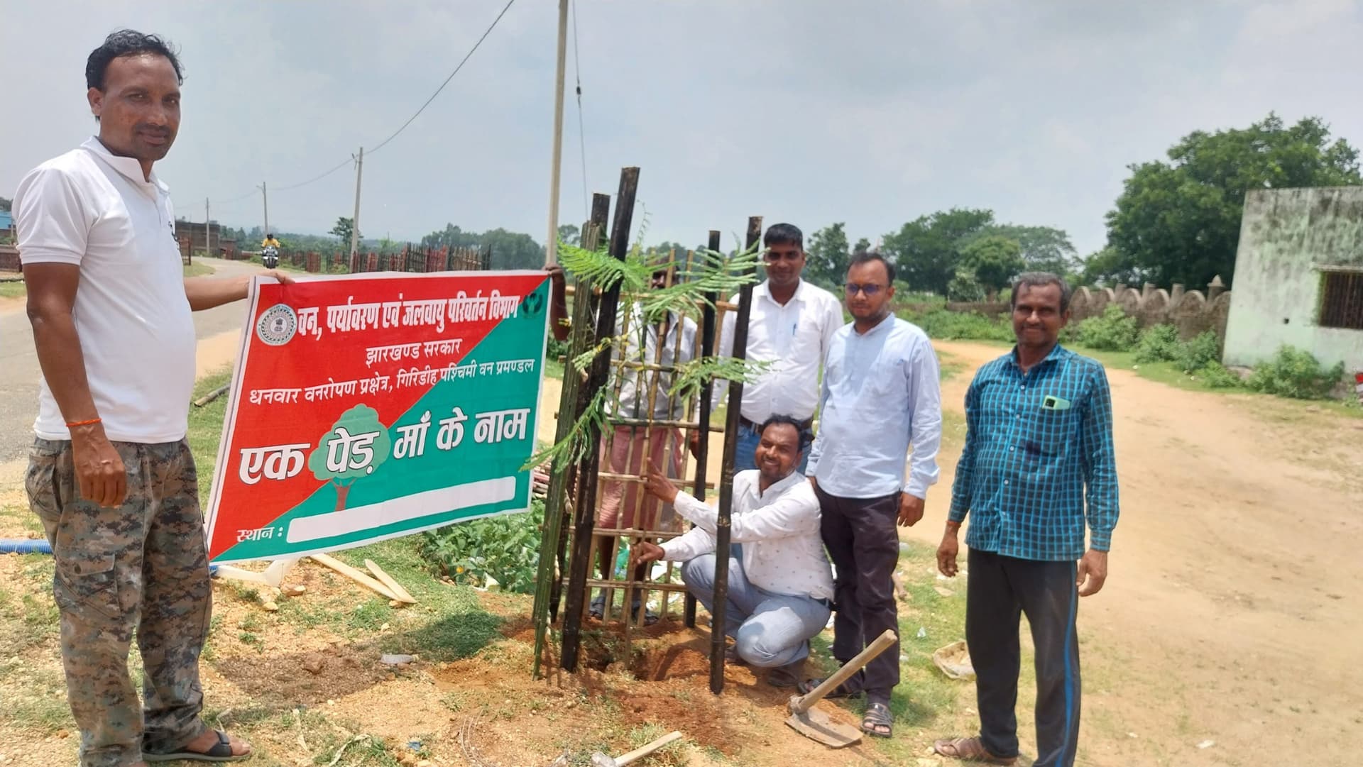 Giridih News :कपिलो पंचायत में सड़क के दोनों किनारे शुरू हुआ पौधरोपण