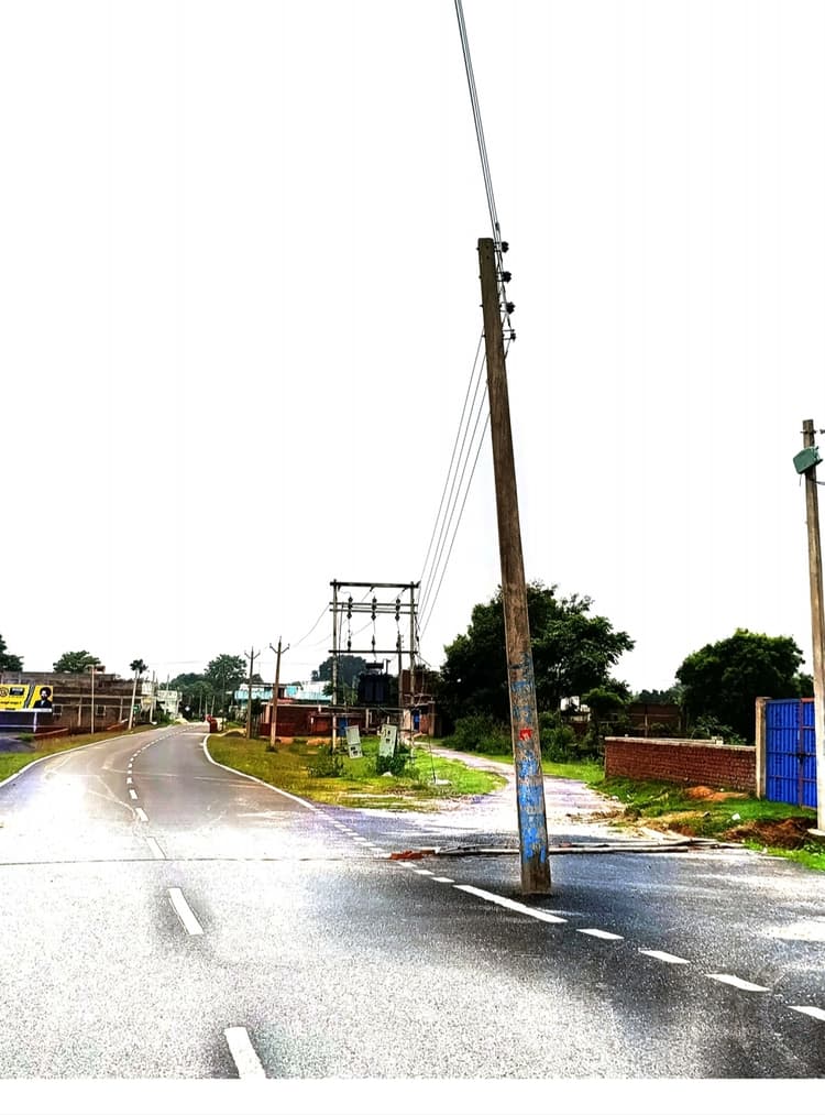 Giridih News :सड़क के बीच छोड़ दिये बिजली पोल, दुर्घटना की आशंका
