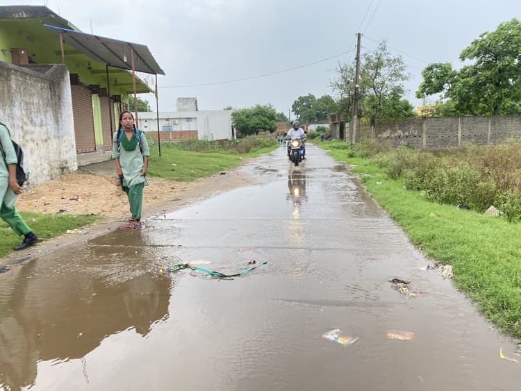 Giridih News :पानी और सड़क की बदहाली से त्रस्त हैं गादी श्रीरामपुर के लोग