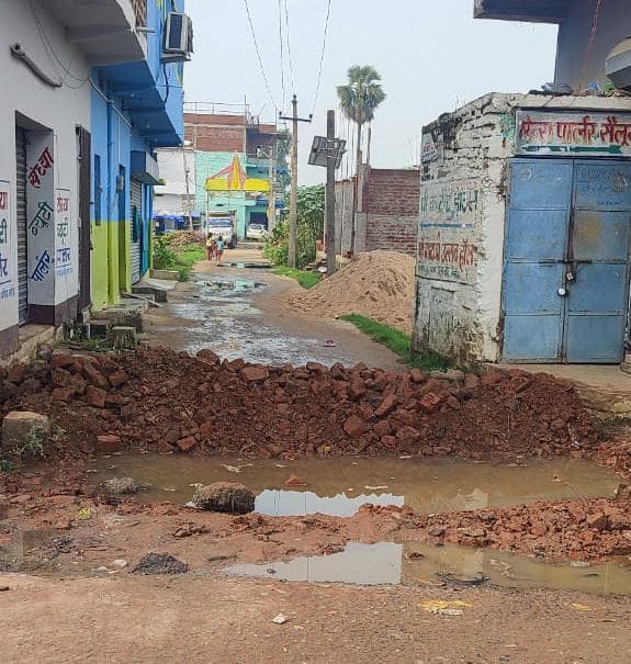 मामूली विवाद में गांव के प्रवेश द्वार को किया अवरुद्ध