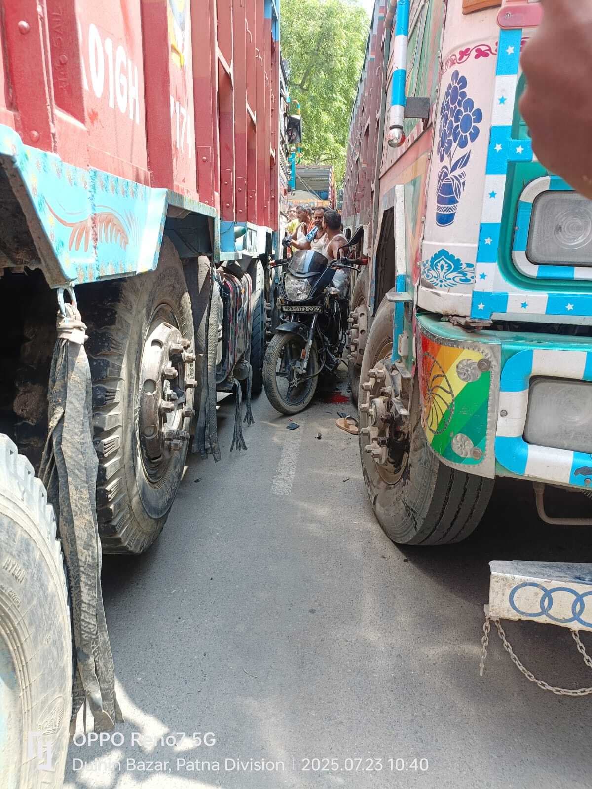 दुल्हिनबाजार में जाम के दौरान दो ट्रकों के बीच फंसा बाइक सवार, घायल