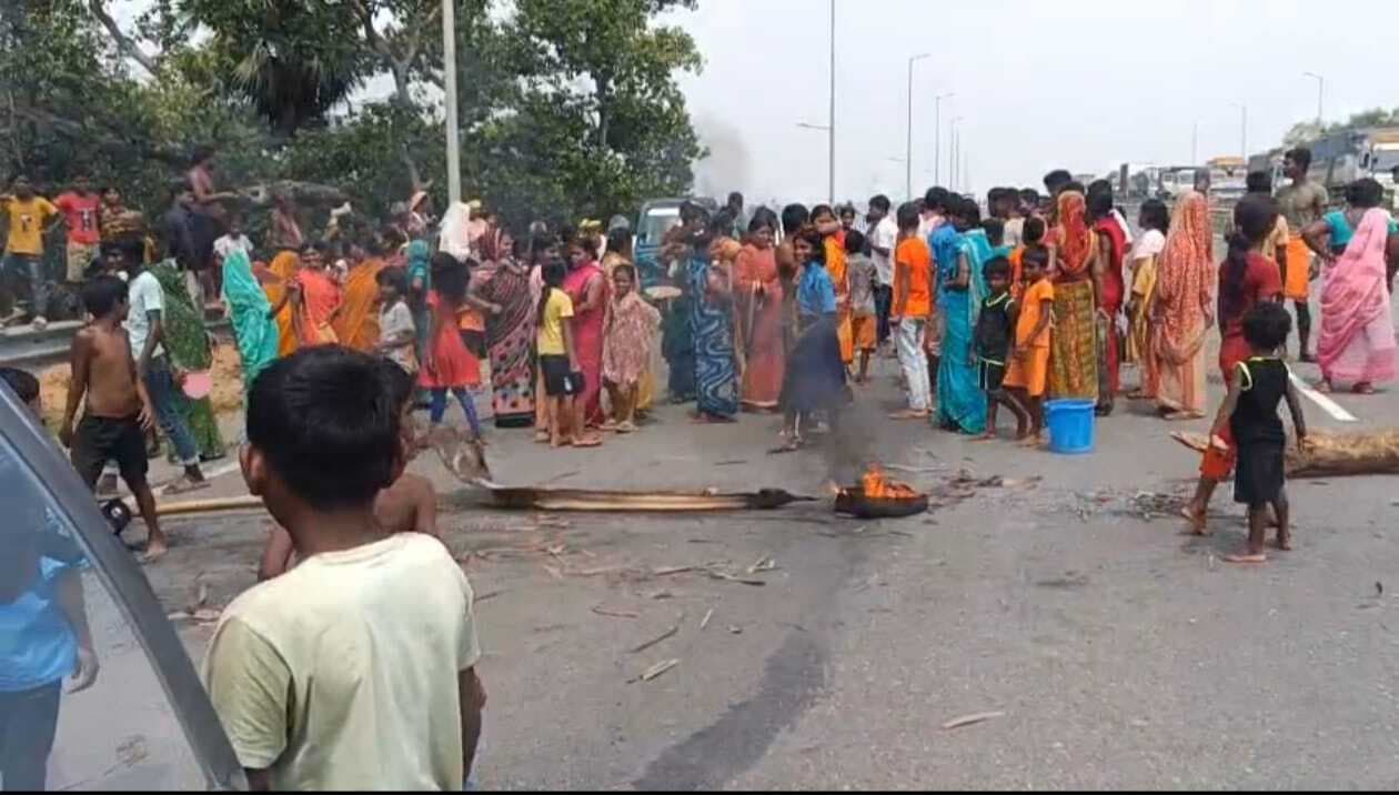 ट्रांसफार्मर बदलने की मांग को लेकर हाइवे किया जाम