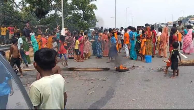 ट्रांसफार्मर बदलने की मांग को लेकर हाइवे किया जाम