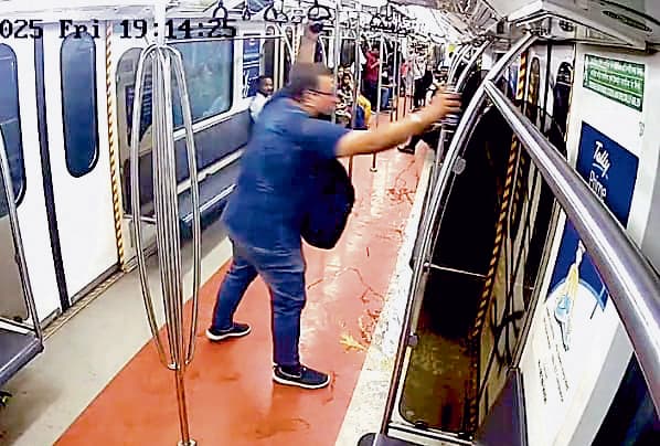 मेट्रो को बदरंग करने वाले यात्री की तलाश में जुटी पुलिस, लालबाजार में शिकायत दर्ज