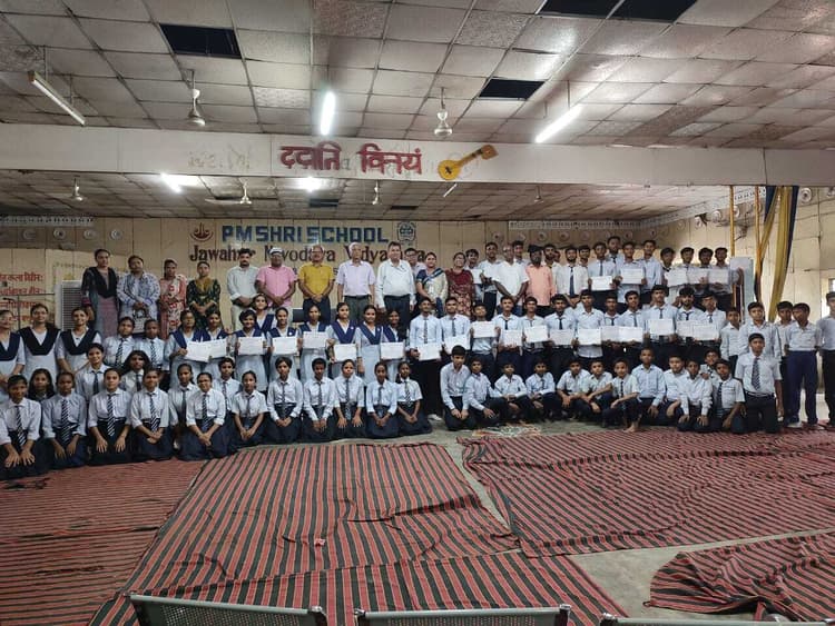Samastipur : छात्र-छात्राओं के बीच प्रमाण पत्र का किया गया वितरण