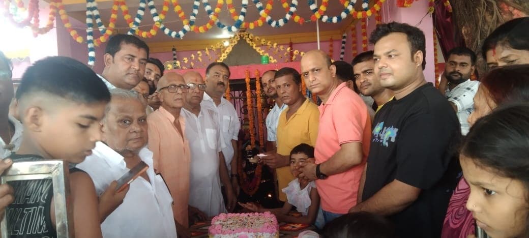 Motihari: शनि जन्मोत्सव पर शनिधाम में उमड़ी श्रद्धालुओं की भीड़