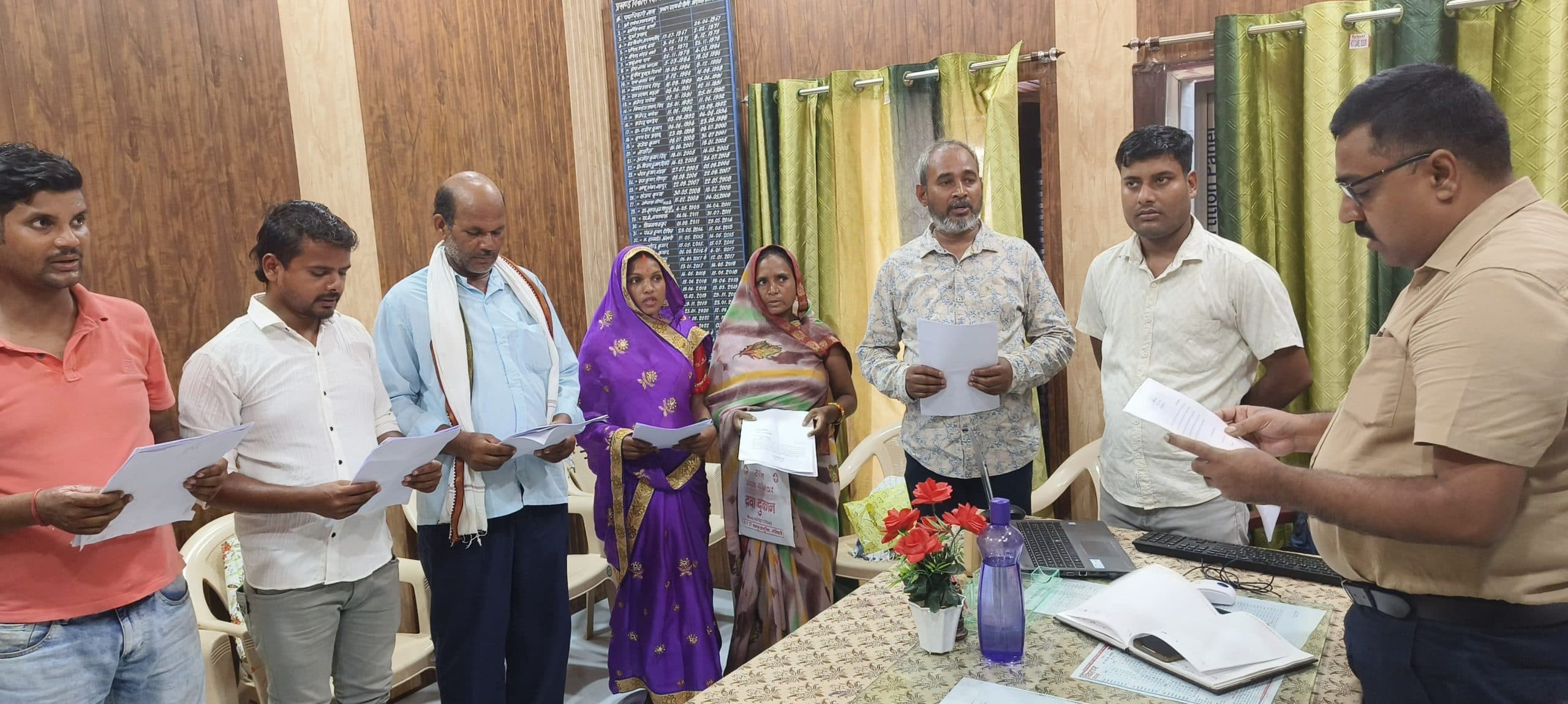 Motihari: नवनिर्वाचित पंचायत प्रतिनिधि को बीडीओ ने शपथ दिलाई