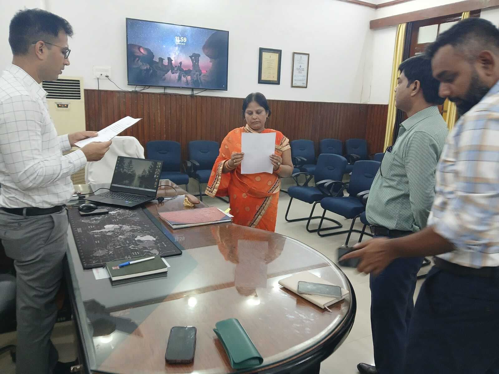 Motihari: नव निर्वाचित जिला पार्षद को डीएम ने दिलायी शपथ